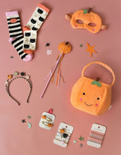 Laden Sie das Bild in den Galerie-Viewer, Rockahula Körbchen Little Pumpkin – orangefarbenes Samt-Kürbiskörbchen mit Gesicht, Stiel, Blatt und gestickten Details.