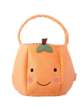 Laden Sie das Bild in den Galerie-Viewer, Rockahula Körbchen Little Pumpkin – orangefarbenes Samt-Kürbiskörbchen mit Gesicht, Stiel, Blatt und gestickten Details.