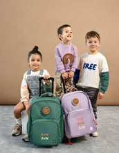 Laden Sie das Bild in den Galerie-Viewer, Kinderkoffer Trolley Little Gang von Lässig in Dunkelgrün aus recyceltem Polyester mit Rollen, Teleskopgriff, 22 l Volumen und buntem Patch, ideal für Reisen.