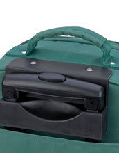 Laden Sie das Bild in den Galerie-Viewer, Kinderkoffer Trolley Little Gang von Lässig in Dunkelgrün aus recyceltem Polyester mit Rollen, Teleskopgriff, 22 l Volumen und buntem Patch, ideal für Reisen.