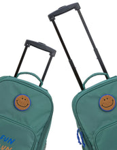 Laden Sie das Bild in den Galerie-Viewer, Kinderkoffer Trolley Little Gang von Lässig in Dunkelgrün aus recyceltem Polyester mit Rollen, Teleskopgriff, 22 l Volumen und buntem Patch, ideal für Reisen.