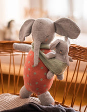 Laden Sie das Bild in den Galerie-Viewer, Ava und Yves Kuscheltier Elefantenmutter „Marlene“ mit Baby – Bio-Baumwollstrick mit recycelter Polyesterfüllung, ca. 40 × 27 cm.