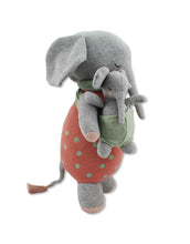 Laden Sie das Bild in den Galerie-Viewer, Ava und Yves Kuscheltier Elefantenmutter „Marlene“ mit Baby – Bio-Baumwollstrick mit recycelter Polyesterfüllung, ca. 40 × 27 cm.