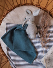 Laden Sie das Bild in den Galerie-Viewer, Ava und Yves Kuscheltuch Elefant Grau/Blau – Bio-Baumwollstrick mit recycelter Polyesterfüllung, ca. 25 × 25 cm.