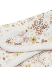 Laden Sie das Bild in den Galerie-Viewer, Jollein Lätzchen Bandana 2er Set „Flower Fairies“ – 100 % Baumwolle, OEKO-TEX zertifiziert, zarter Blumenprint, verstellbare Druckknöpfe, weiche Babybandanas.
