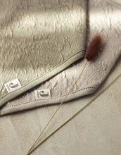 Laden Sie das Bild in den Galerie-Viewer, Jollein Lätzchen Bandana 2er Set „Soft Waves“ in Olive Green – weiche OEKO-TEX Baumwolle, verstellbare Druckknöpfe, stilvoller Wellenprint, ideal zum Sabberschutz oder Füttern.