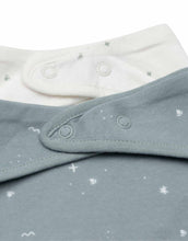 Laden Sie das Bild in den Galerie-Viewer, Jollein Lätzchen Bandana 2er Set „Twinkling“ Sea Green – weiche Musselin-Baumwolle, OEKO-TEX zertifiziert, verstellbare Druckknöpfe, sanfter Sternenprint.