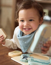 Laden Sie das Bild in den Galerie-Viewer, Jollein Lätzchen Bandana 2er Set „Twinkling“ Sea Green – weiche Musselin-Baumwolle, OEKO-TEX zertifiziert, verstellbare Druckknöpfe, sanfter Sternenprint.