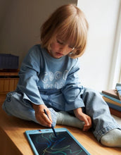 Laden Sie das Bild in den Galerie-Viewer, ZORA LCD-Zeichentafel in Tiger und Beach Blue von Liewood