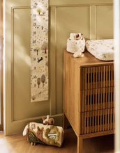 Laden Sie das Bild in den Galerie-Viewer, Jollein Messlatte „Tiny Park“ – Kinderzimmer-Messlatte mit niedlichen Tiermotiven (Katze, Hund, Eule), 120x20x1 cm, dekorativ und liebevoll gestaltet.