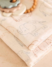 Laden Sie das Bild in den Galerie-Viewer, Jollein Mulltuch 2er Set „Elephant Tales“ – große 115x115 cm Musselin-Tücher aus Baumwolle mit süßem Elefanten-Print, OEKO-TEX zertifiziert, weich, saugfähig und schnell trocknend.