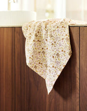 Laden Sie das Bild in den Galerie-Viewer, Jollein Mulltuch 2er Set „Flower Fairies“ – große 115x115 cm Musselin-Tücher aus Baumwolle mit zartem Blumen- und Feen-Print, OEKO-TEX zertifiziert, weich und saugfähig.