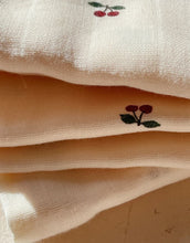 Laden Sie das Bild in den Galerie-Viewer, Konges Sløjd Mulltuch Musselin 3er-Set Cherry – weiche, nachhaltige Musselintücher aus 100 % Bio-Baumwolle, 65 × 65 cm.