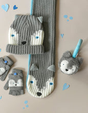 Laden Sie das Bild in den Galerie-Viewer, Flauschige Rockahula Ohrenwärmer in fröhlichen Farben mit liebevollen Details – warm, weich und perfekt für kalte Wintertage.