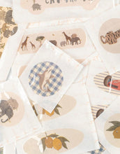 Laden Sie das Bild in den Galerie-Viewer, Konges Sløjd Pflaster Blue Mix – 24 dekorative wasserabweisende Kinderpflaster in verschiedenen Formen und Mustern.