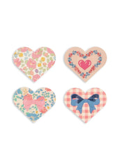 Laden Sie das Bild in den Galerie-Viewer, Konges Sløjd Pflaster Pink Mix – 24 dekorative wasserabweisende Kinderpflaster in verschiedenen Formen und Mustern.