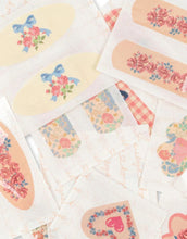 Laden Sie das Bild in den Galerie-Viewer, Konges Sløjd Pflaster Pink Mix – 24 dekorative wasserabweisende Kinderpflaster in verschiedenen Formen und Mustern.