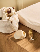 Laden Sie das Bild in den Galerie-Viewer, Jollein Pflegekörbchen „Cloudy Rib“ in Oatmeal – weiches Aufbewahrungskörbchen aus Rippstoff, ideal für Windeln und Pflegeartikel auf der Wickelkommode.