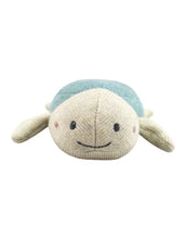 Laden Sie das Bild in den Galerie-Viewer, Baby Rassel Schildkröte hellblau aus Bio-Baumwolle von Ava & Yves