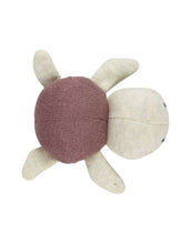 Laden Sie das Bild in den Galerie-Viewer, Ava und Yves Babyrassel Schildkröte Malve – Bio-Baumwollstrick mit recycelter Polyesterfüllung, ca. 10 × 8 cm, für Babys ab 3 Monaten.