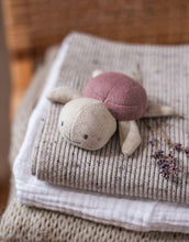 Laden Sie das Bild in den Galerie-Viewer, Ava und Yves Babyrassel Schildkröte Malve – Bio-Baumwollstrick mit recycelter Polyesterfüllung, ca. 10 × 8 cm, für Babys ab 3 Monaten.