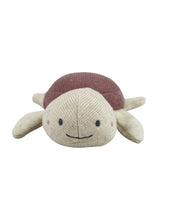 Laden Sie das Bild in den Galerie-Viewer, Ava und Yves Babyrassel Schildkröte Malve – Bio-Baumwollstrick mit recycelter Polyesterfüllung, ca. 10 × 8 cm, für Babys ab 3 Monaten.