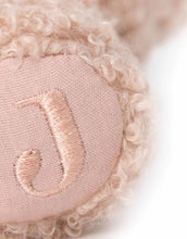 Laden Sie das Bild in den Galerie-Viewer, Jollein Rassel „Teddy Bear“ – weiche Stoffrassel mit Teddykopf und integriertem Glöckchen, CE-zertifiziert, ideal für kleine Babyhände.