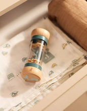 Laden Sie das Bild in den Galerie-Viewer, Jollein Regenmacher „On the Go“ – Holzspielzeug mit transparentem Mittelstück und bunten Kugeln, CE- und FSC-zertifiziert.