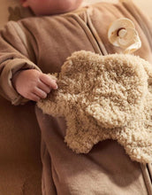 Laden Sie das Bild in den Galerie-Viewer, Jollein Schmusetuch „Elephant Tales“ – weiches Kuscheltuch in Elefantenform, Sandfarbe, mit Schnullerschlaufe und Knoten, handwaschbar, sanft zur Babyhaut.