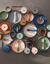 Laden Sie das Bild in den Galerie-Viewer, Jollein Silikonlöffel (2 Stück) in der Farbe Ash Green – weiche, hitzebeständige Babylöffel aus Silikon, ideal zum Füttern und für erste Essversuche.