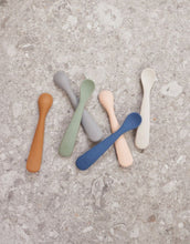 Laden Sie das Bild in den Galerie-Viewer, Jollein Silikonlöffel (2 Stück) in der Farbe Pale Pink – weiche, hitzebeständige Babylöffel aus Silikon, ideal zum Füttern und für erste Essversuche.