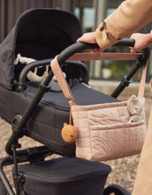 Laden Sie das Bild in den Galerie-Viewer, Jollein Silikon-Schnulleretui Ø 7 cm in der Farbe Caramel – rundes, BPA-freies Etui mit Schlaufe zum sicheren Aufbewahren des Schnullers unterwegs.