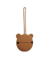 Laden Sie das Bild in den Galerie-Viewer, Jollein Silikon-Schnulleretui Ø 7 cm in der Farbe Caramel – rundes, BPA-freies Etui mit Schlaufe zum sicheren Aufbewahren des Schnullers unterwegs.