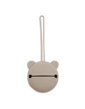 Laden Sie das Bild in den Galerie-Viewer, Jollein Silikon-Schnulleretui Ø 7 cm in der Farbe Olive Green – rundes, BPA-freies Etui mit Schlaufe zum sicheren Aufbewahren des Schnullers unterwegs.