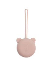 Laden Sie das Bild in den Galerie-Viewer, Jollein Silikon-Schnulleretui Ø 7 cm in der Farbe Wild Rose – rundes, BPA-freies Etui mit Schlaufe zum sicheren Aufbewahren des Schnullers unterwegs.