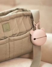 Laden Sie das Bild in den Galerie-Viewer, Jollein Silikon-Schnulleretui Ø 7 cm in der Farbe Wild Rose – rundes, BPA-freies Etui mit Schlaufe zum sicheren Aufbewahren des Schnullers unterwegs.