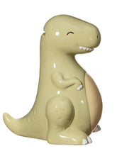 Laden Sie das Bild in den Galerie-Viewer, Sass & Belle Spardose Keramik T-Rex in Grün mit liebevollen Details.
