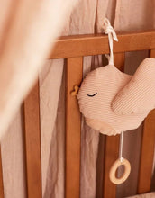 Laden Sie das Bild in den Galerie-Viewer, Jollein Spieluhr „Lovely Birds“ – rosa Vogel aus weichem Rippstoff mit bunten Etiketten, spielt Schuberts Wiegenlied, CE-zertifiziert.