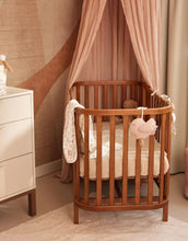 Laden Sie das Bild in den Galerie-Viewer, Jollein Spieluhr „Lovely Birds“ – rosa Vogel aus weichem Rippstoff mit bunten Etiketten, spielt Schuberts Wiegenlied, CE-zertifiziert.