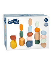 Laden Sie das Bild in den Galerie-Viewer, 18 naturfarbene Balanciersteine Safari aus Holz von small foot, verschiedene Größen und unregelmäßige Formen, ideal zum Stapeln und Balancieren.