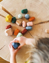 Laden Sie das Bild in den Galerie-Viewer, 18 naturfarbene Balanciersteine Safari aus Holz von small foot, verschiedene Größen und unregelmäßige Formen, ideal zum Stapeln und Balancieren.