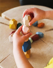 Laden Sie das Bild in den Galerie-Viewer, 18 naturfarbene Balanciersteine Safari aus Holz von small foot, verschiedene Größen und unregelmäßige Formen, ideal zum Stapeln und Balancieren.