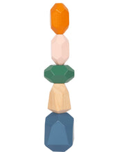 Laden Sie das Bild in den Galerie-Viewer, 18 naturfarbene Balanciersteine Safari aus Holz von small foot, verschiedene Größen und unregelmäßige Formen, ideal zum Stapeln und Balancieren.