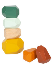 Laden Sie das Bild in den Galerie-Viewer, 18 naturfarbene Balanciersteine Safari aus Holz von small foot, verschiedene Größen und unregelmäßige Formen, ideal zum Stapeln und Balancieren.
