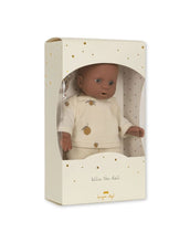 Laden Sie das Bild in den Galerie-Viewer, Konges Sløjd Puppe Billie – nachhaltige Spielpuppe aus Vinyl und Bio-Baumwolle mit Schnuller, 31,5 cm hoch.