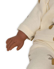 Laden Sie das Bild in den Galerie-Viewer, Konges Sløjd Puppe Billie – nachhaltige Spielpuppe aus Vinyl und Bio-Baumwolle mit Schnuller, 31,5 cm hoch.