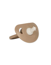 Laden Sie das Bild in den Galerie-Viewer, Konges Sløjd Puppe Billie – nachhaltige Spielpuppe aus Vinyl und Bio-Baumwolle mit Schnuller, 31,5 cm hoch.