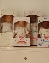 Laden Sie das Bild in den Galerie-Viewer, Konges Sløjd Puppe Billie – nachhaltige Spielpuppe aus Vinyl und Bio-Baumwolle mit Schnuller, 31,5 cm hoch.