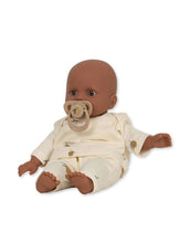 Laden Sie das Bild in den Galerie-Viewer, Konges Sløjd Puppe Billie – nachhaltige Spielpuppe aus Vinyl und Bio-Baumwolle mit Schnuller, 31,5 cm hoch.