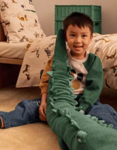 Laden Sie das Bild in den Galerie-Viewer, Langes, weiches Stofftier-Krokodil Carlos von Liewood in Grün, nachhaltig aus Recycling-Polyester gefertigt, 125 cm lang.